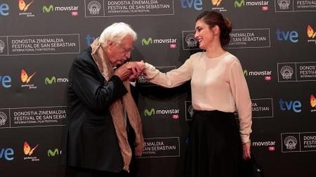 El cineasta francés Bertrand Tavernier besa la mano a Gayet ante la prensa en el pasado Festival de San Sebastián
