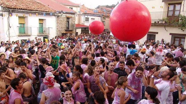 Fiesta en la Plaza de la Sopeta, en Bronchales