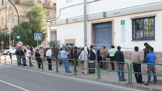 Esade estima que España crecerá hasta un 1% este año y que «difícilmente» el paro bajará del 27%