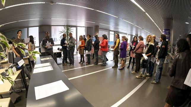 Los directivos ganaron un 7% más mientras que los empleados cobraron un 0,47% menos en 2013