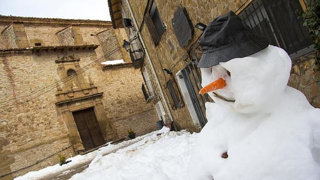 Muñeco de nieve en la plaza de la iglesia de Gúdar (Teruel)