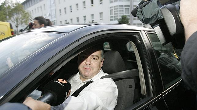 El abogado del hombre del semen entrega a Taín las pruebas de que su cliente estaba en Madrid