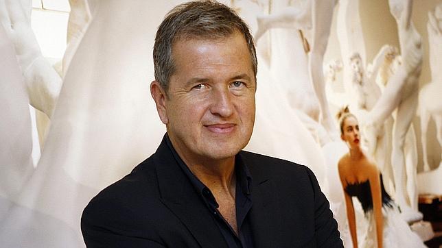 Isabel II condecora a Mario Testino, el fotógrafo favorito de Lady Di
