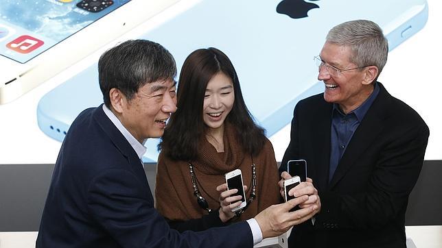 China Mobile comienza a vender el iPhone en medio de gran expectación