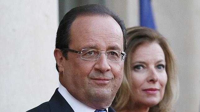 Hollande visita a Trierweiler por primera vez desde que está ingresada