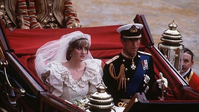 Subastan una porción de la tarta nupcial de Lady Di y el Príncipe Carlos