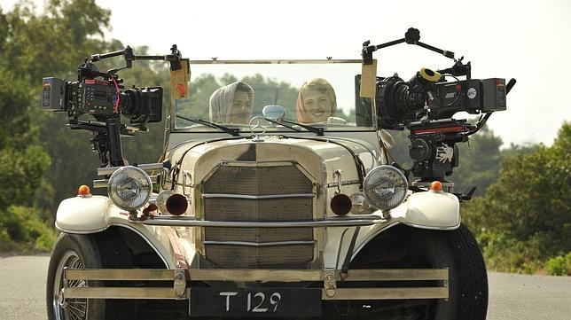 Cámaras acopladas a un vehículo de época para rodar primeros planos de las protagonistas.