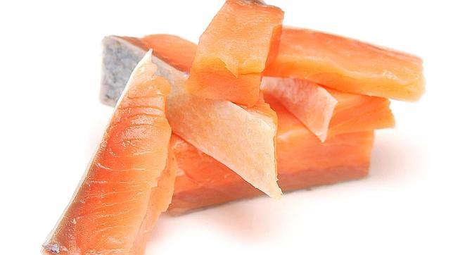 Salmón y otros pescados azules son una buena fuente de los saldables omega-3