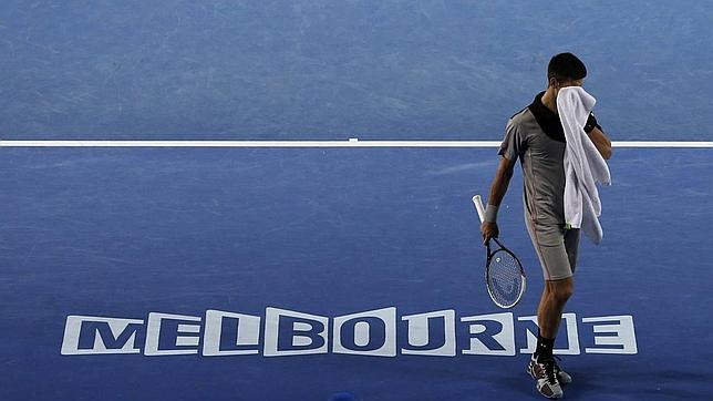 Djokovic hinca la rodilla ante Wawrinka