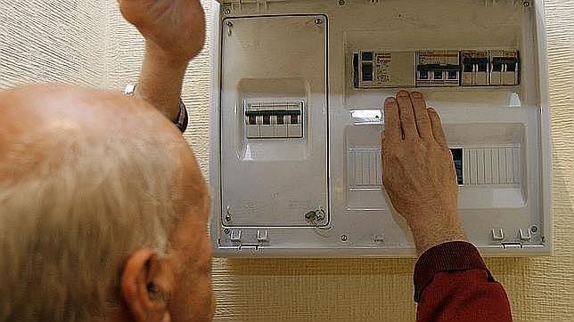 Un vecino controla su contador