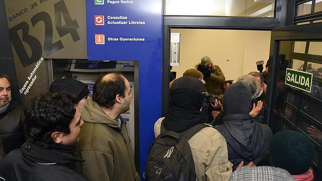 Vecinos de Gamonal ocupan varias sucursales bancarias para que no se personen contra los encausados