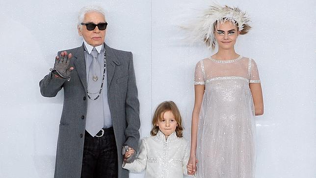 Lagerfeld cierra el desfile de Chanel con su ahijado de la mano