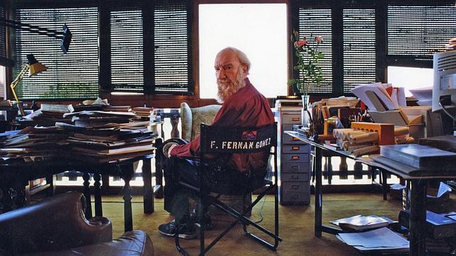 Fernando Fernán-Gómez, en el despacho de su casa