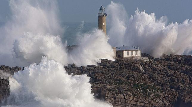 El faro de la isla de Mouro, situado en la bocana del Puerto de Santander