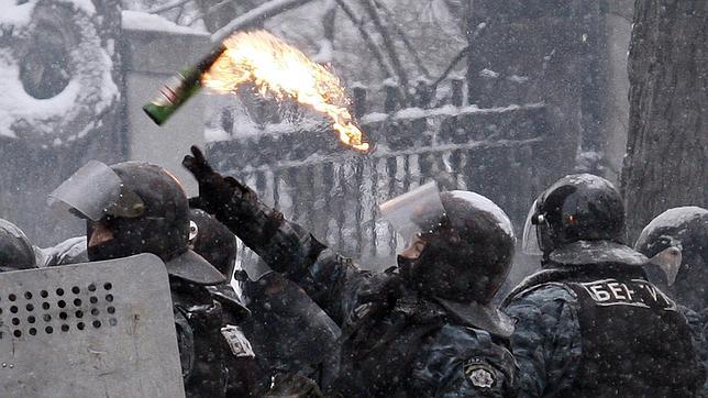 Cinco muertos y 300 heridos en enfrentamientos en Kiev, según medios locales