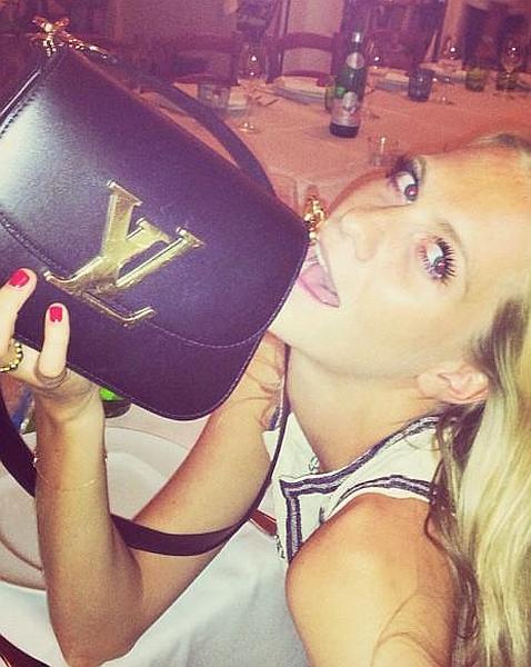 La modelo posa con un bolso de Louis Vuitton que posiblemente haya sido un regalo de la firma