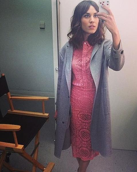 La «It gitl» Alexa Chung nos enseña su look frente a un espejo