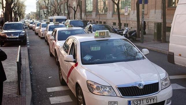 La gasolinera más frecuentada por los taxistas de Madrid podría llevar 20 años sin licencia