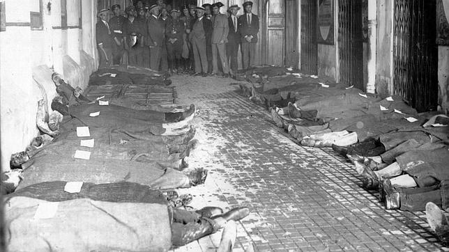 Los primeros cadáveres del teatro Novedades