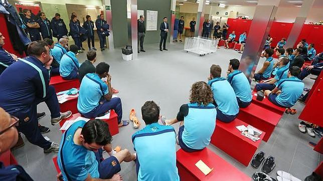 Bartomeu visita el vestuario del Barça