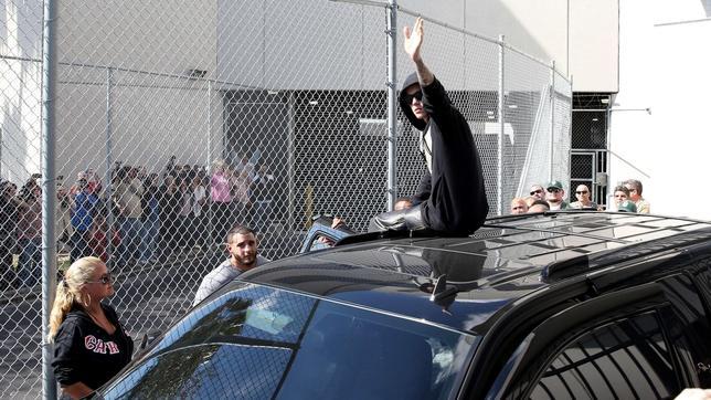 La DGT pone a Justin Bieber como mal ejemplo de un famoso al volante