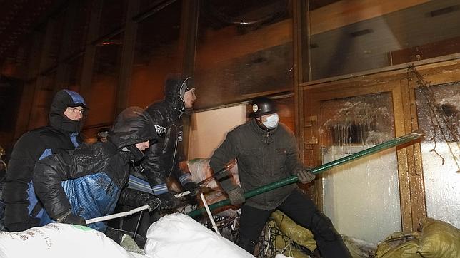 Manifestantes ucranianos ponen fin a la tregua al asaltar el refugio de los antidisturbios en Kiev