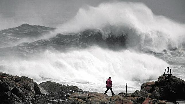 Alerta en catorce comunidades por viento, olas de hasta 8 metros y nevadas