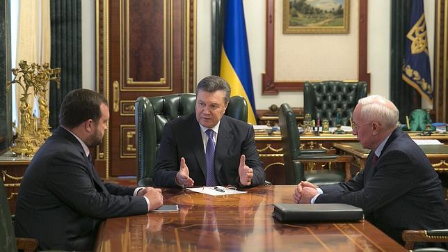 Yanukóvich sacrifica al Gobierno Azarov y a las leyes represivas