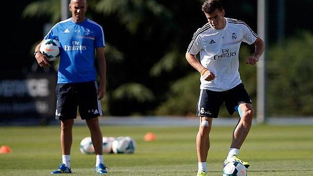 Bale, con Zidane al fondo, durante un entrenamiento