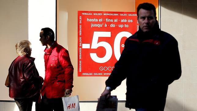 Los hombres compran y gastan más que las mujeres en el pequeño comercio