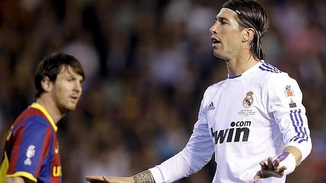 Ramos, con Messi al fondo, en la final de Copa de Mestalla de 2011