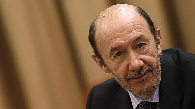 Rubalcaba da un toque al PSOE para que deje de hablar de las primarias