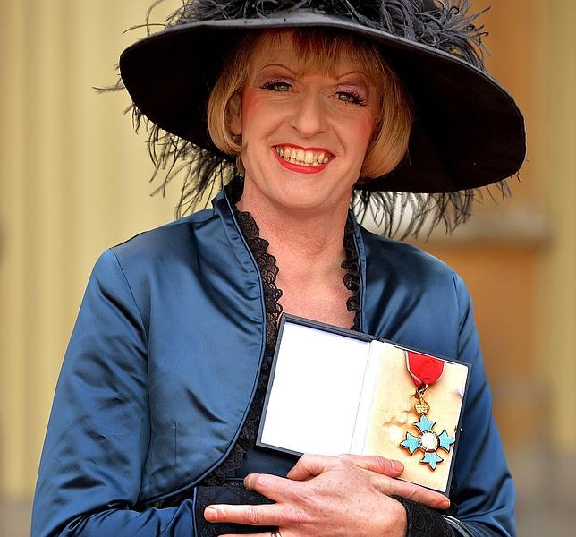 Condecorado por el Príncipe Carlos... vestido de Camilla