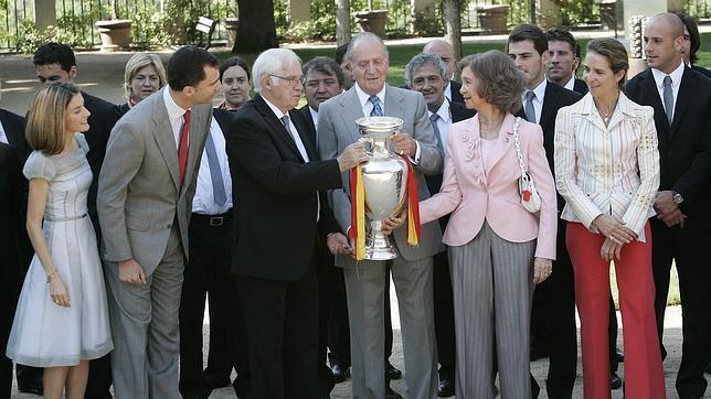 Los Reyes y los Príncipes de Asturias destacan la contribución de Aragonés