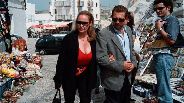 Ursula Andress en una foto de archivo luciendo un generoso escote