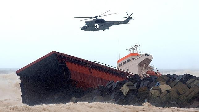 Un carguero español se parte en dos frente al puerto de Bayona en pleno temporal