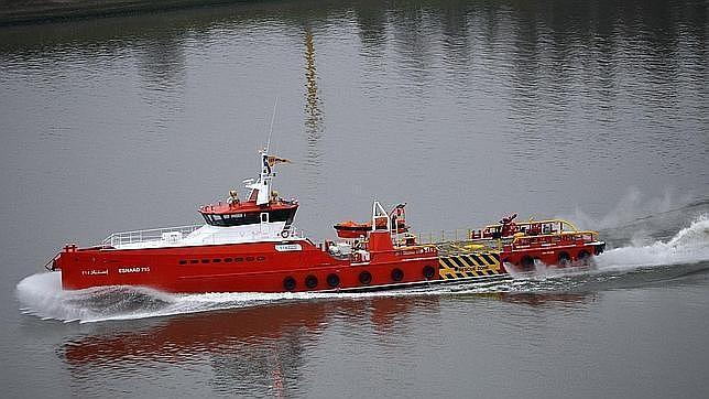 El mal tiempo dificulta el remolque del barco que está a la deriva frente a La Coruña