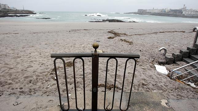 El mar rompe otros 15 metros de balaustrada en el Paseo Marítimo La Coruña