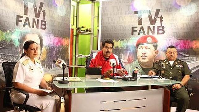 La televisión militar se centra en Chávez