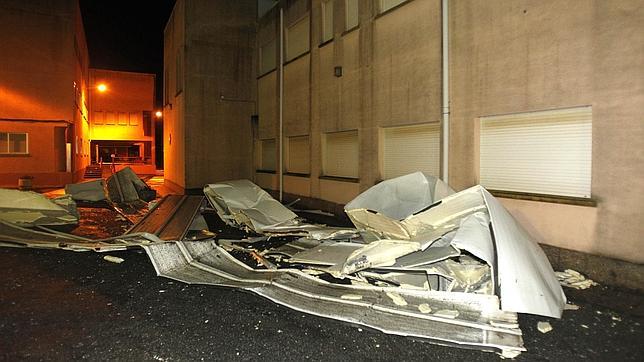 El viento levantó el tejado de un instituto en Foz