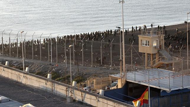 La Guardia Civil localiza el cadáver de un inmigrante en una playa de Ceuta