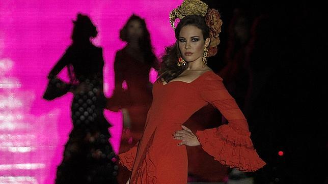 Jessica Bueno vuelve a desfilar entre rumores de embarazo