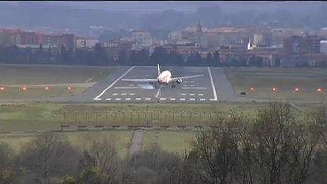 El viento complica los aterrizajes en Loiu