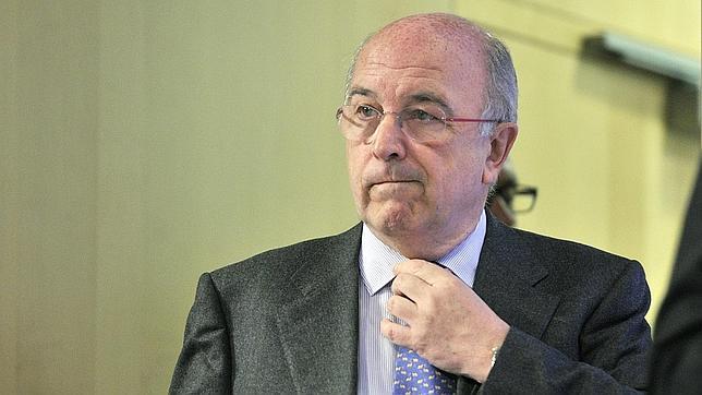 Almunia considera «una estupidez» bajar los sueldos el 10% como propone el FMI