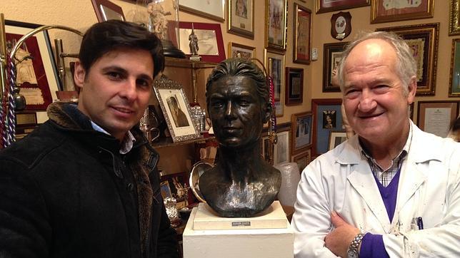 Regalan a Fran Rivera el busto de Paquirri que Pantoja siempre deseó