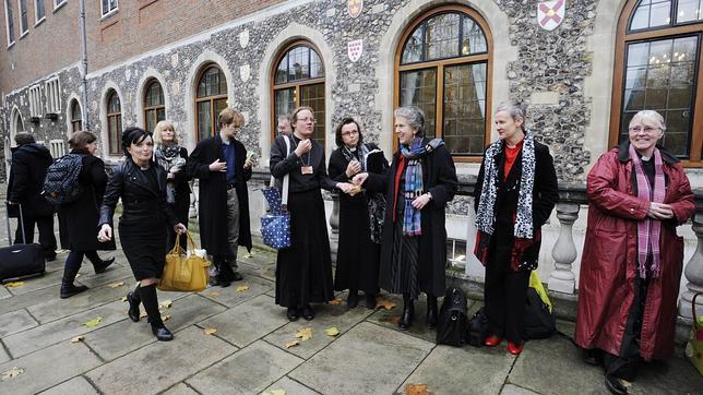 El sínodo de la Iglesia de Inglaterra debate la ordenación de obispas