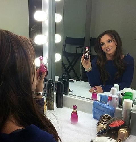 Britney Spears cambia su pelo rubio por una melena morena