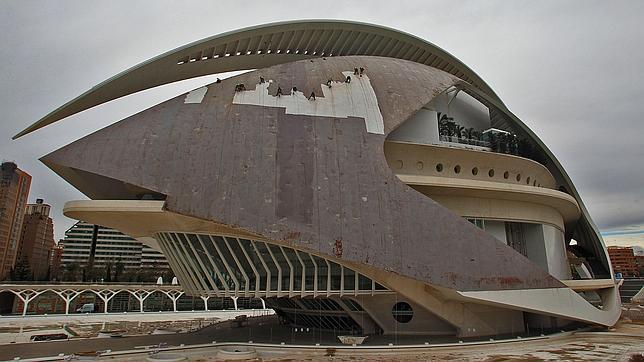 Finaliza la retirada del revestimento cerámico de la cubierta del Palau de les Arts