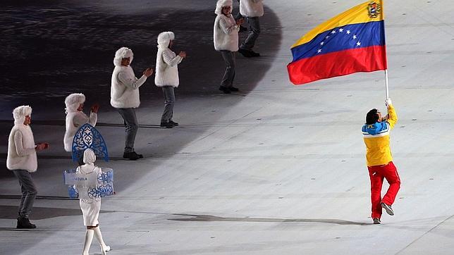 Antonio Pardo porta la bandera de Venezuela en Sochi