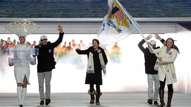 Jasmine Campbell lleva la bandera de Islas Vírgenes